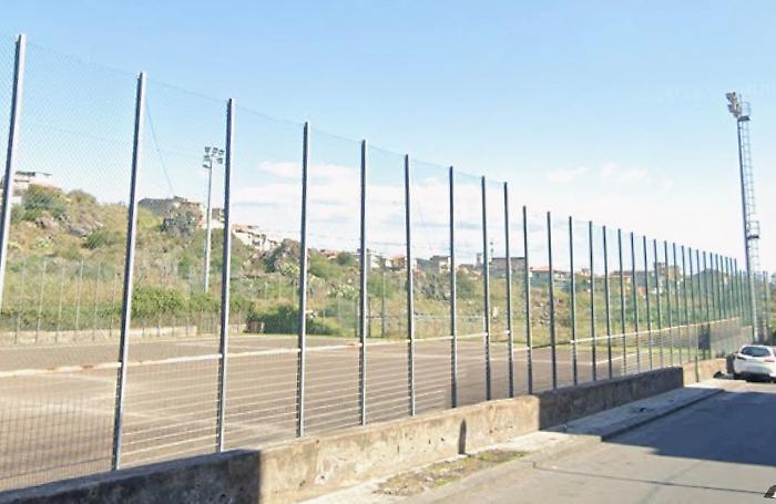 Tensioni a fine partita: un tifoso contesta l'arbitro che si barrica nello spogliatoio