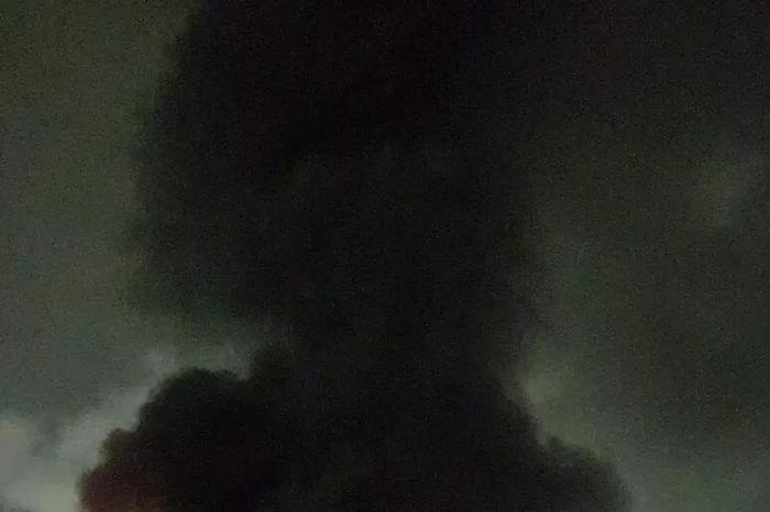 Napoli, brucia un capannone nel quartiere Ponticelli: colonna di fumo invade la città