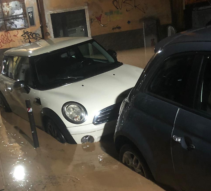 Massa Carrara: scuole chiuse e allagamenti in varie zone, salvata all'alba una famiglia 