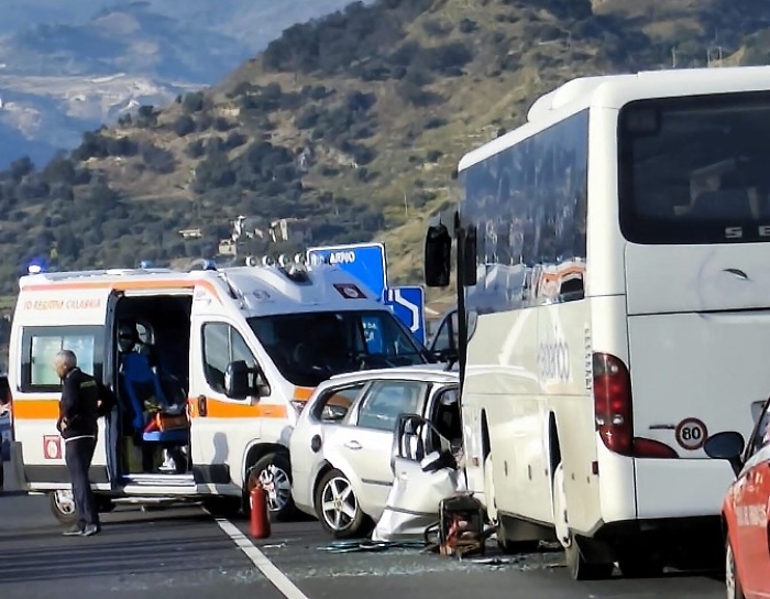 Auto contro un bus, strage sulla Ionio-Tirreno a Gioiosa Jonica: tre morti