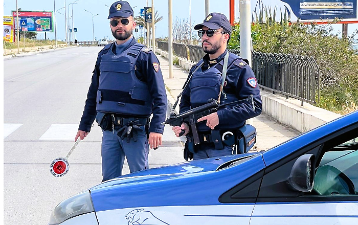 Operazione di controllo a Gela: 511 identificati, sei denunciati e sequestri di coltelli, munizioni e droga
