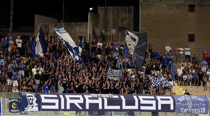 Tentano di raggiungere settore ospiti, denunciati due ultrà