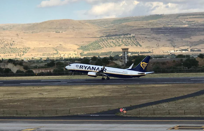 Ryanair cambia le regole: dal 12 novembre multe salate per chi non ha la carta d&rsquo;imbarco digitale