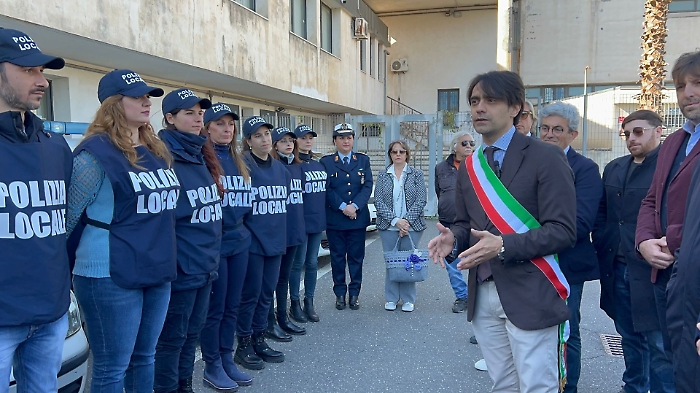 Blitz della polizia locale a Misterbianco: chiuse due case famiglia abusive, 13 anziani ricollocati