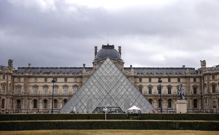 Il Louvre preso d'assalto alla riapertura dopo il furto milionario: la direttrice ammette la scarsa sorveglianza all'esterno