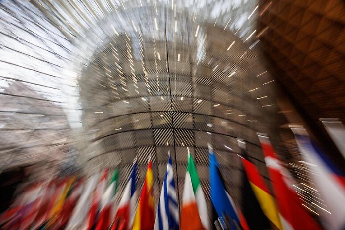 Dal gas al petrolio, dai diplomatici alla "flotta ombra", la Ue inasprisce le sanzioni alla Russia