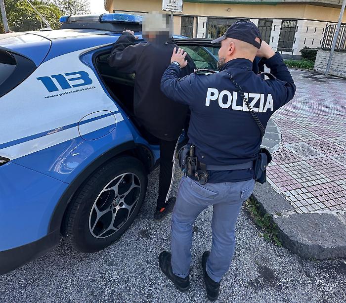 Ruba un'auto in via Pola:  41enne arrestato con kit per accendere senza chiavi