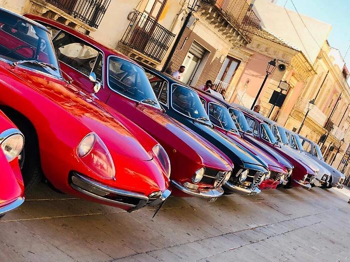  Canicattini Bagni: raduno di auto e moto d'epoca