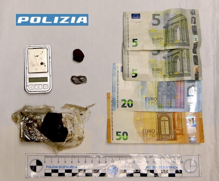 Vittoria, arrestato un 17enne per spaccio