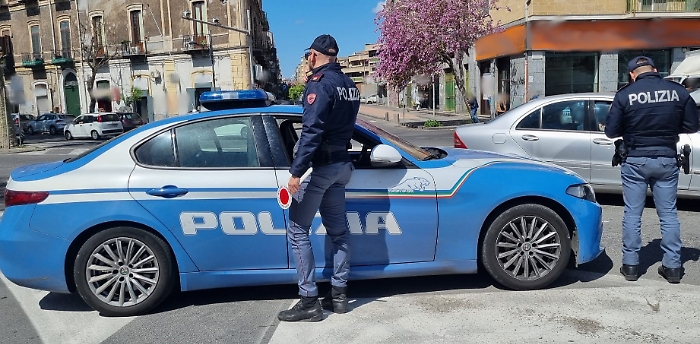 Danneggia sette auto in sosta in via Archimede: denunciato immigrato senza fissa dimora