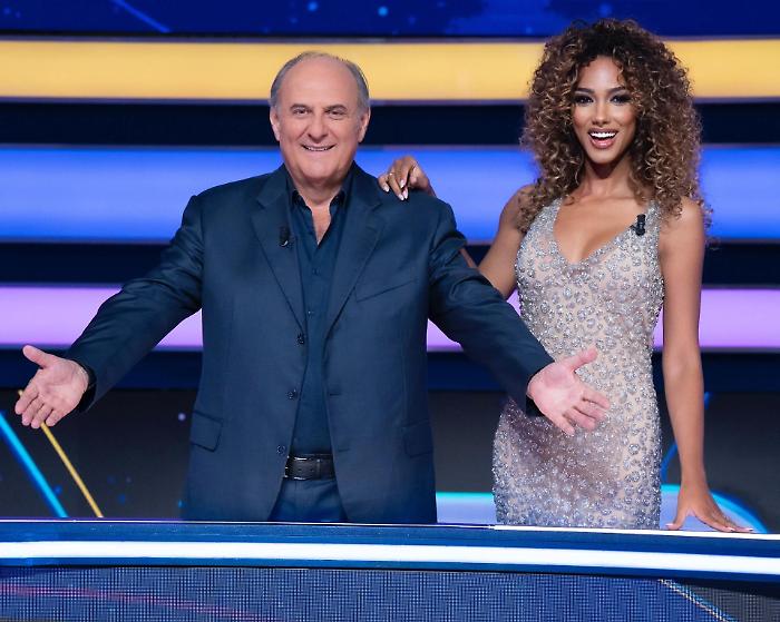 «Mike Bongiorno mi ha dato una mano da lassù»: Gerry Scotti celebra il trionfo di "La Ruota della Fortuna"