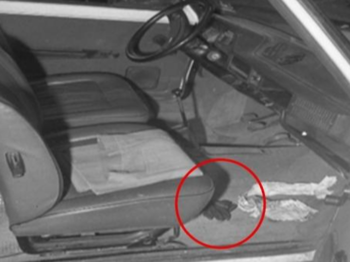 Delitto Mattarella, il giallo del guanto di pelle dimenticato dai killer nella Fiat 127. «Preoccupanti stranezze» nella gestione del reperto sparito