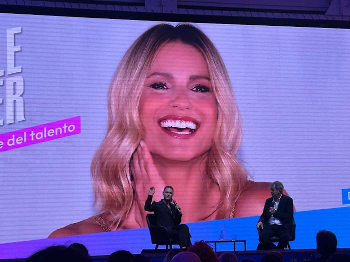 Festival dello Spettacolo a Milano: Gerry Scotti inaugura, Michelle Hunziker incanta e domenica Fiorello e Renato Zero promettono uno show indimenticabile