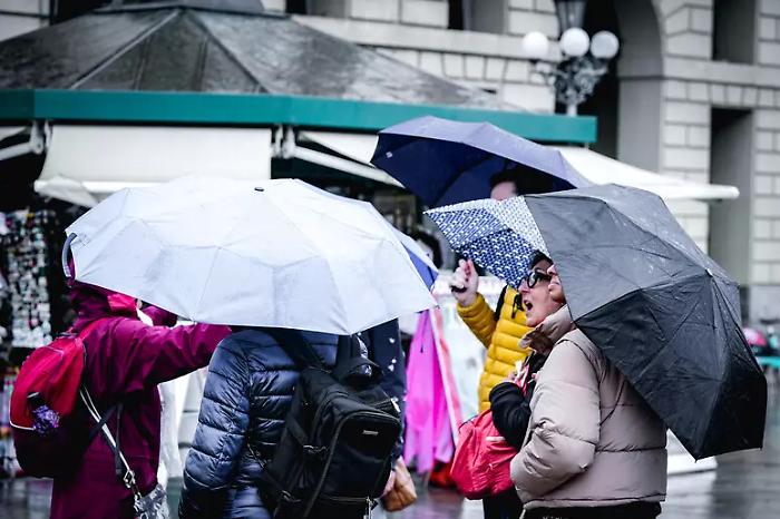Perturbazione con piogge e temporali fino in Puglia mentre in Sicilia si va ancora al mare