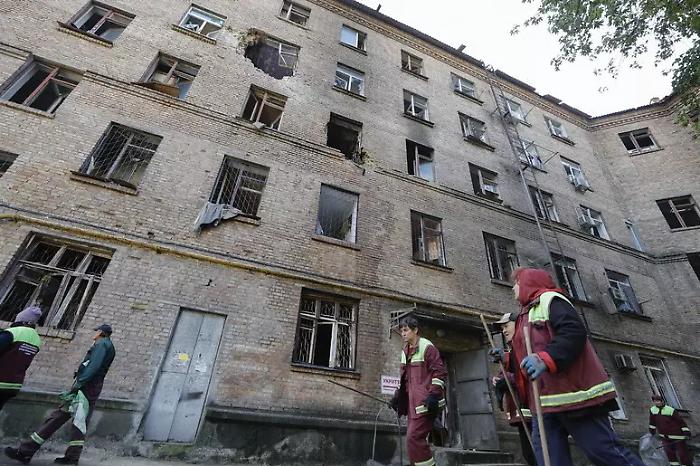 Notte di paura a Kiev: esplosioni e incendi, un ferito a Dnipro; Mosca rivendica 121 droni abbattuti