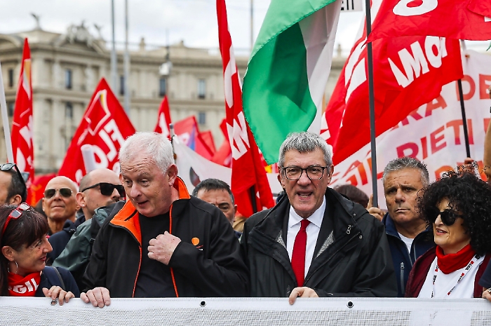 &laquo;Siamo 200mila&raquo;: la manifestazione  Cgil a Roma. Landini: &laquo;Chi demonizza le piazze ha paura della democrazia&raquo;