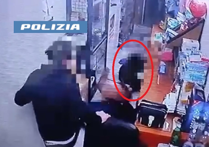 Dopo la violenza chiama la moglie dal carcere