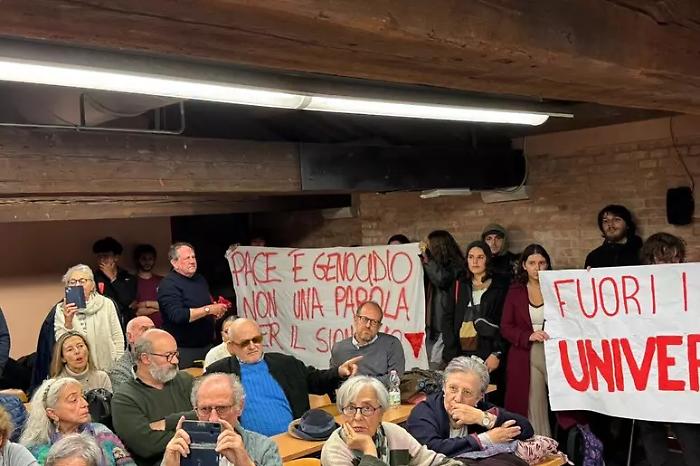Dibattito sulla pace a Ca' Foscari interrotto da attivisti pro-Pal: Fiano contestato con slogan e cartelli