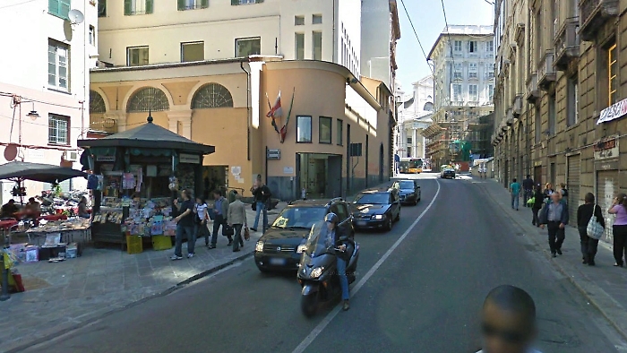 Accoltella la "rivale" incinta in piazza: aggressione shock a Genova, arrestata una donna