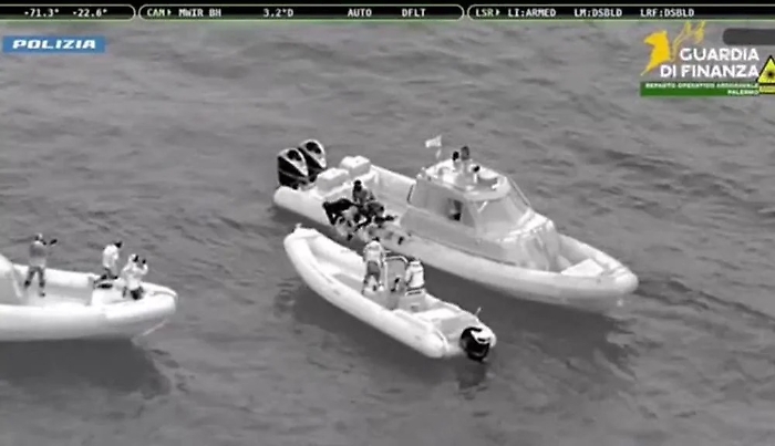 Blitz in mare aperto: recuperati  oltre 650 kg di droga al largo di Marsala, cinque persone fermate 