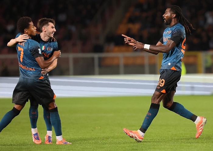 Ancora Anguissa, il Napoli passa a Lecce e resta in testa