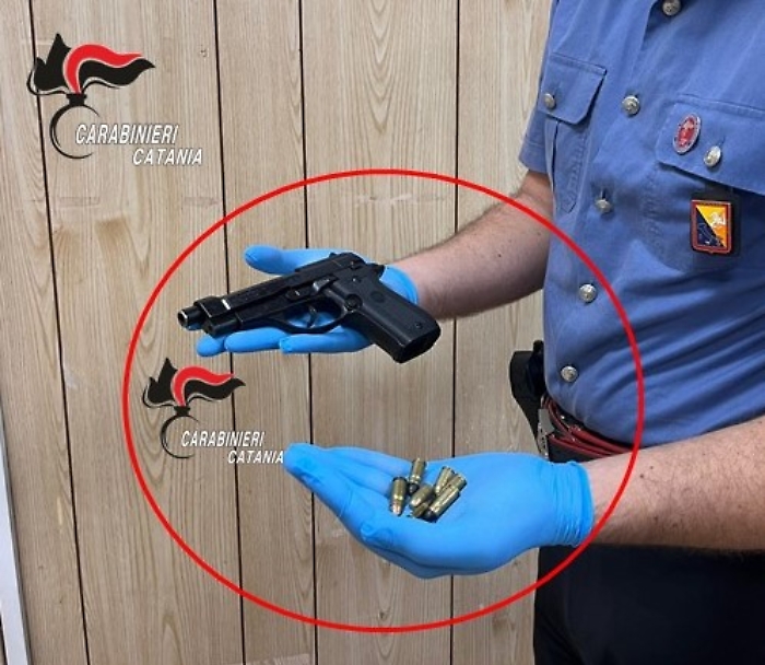 In giro a San Cristoforo con pistola, munizioni e più di 4000 euro in tasca: arrestato dai Carabinieri 