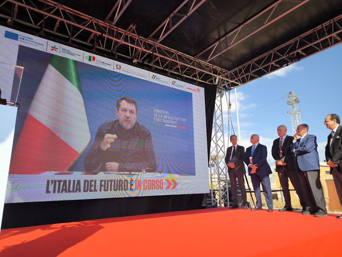 All'inaugurazione del raddoppio ferroviario Ct-Pa, Salvini parla del Ponte. Stoccata alla Corte dei Conti: &laquo;Capiamo se l'Italia pu&ograve; scommettere sul futuro&raquo;