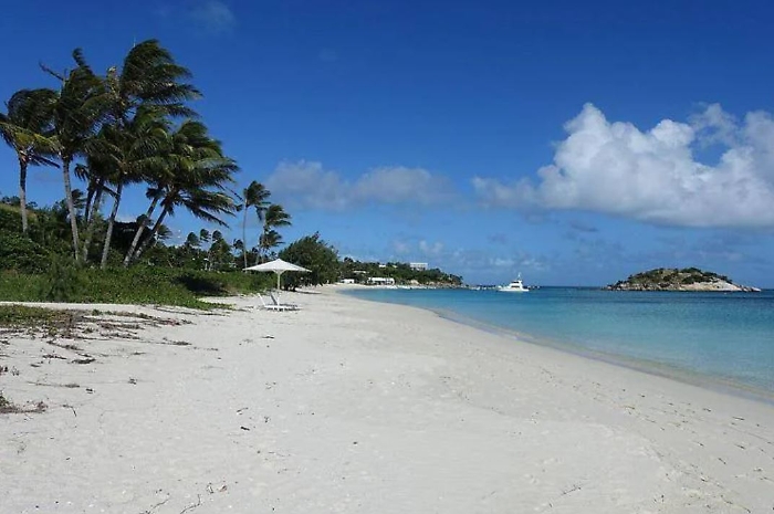 Turista dimenticata su un'isola durante una crociera. Trovata morta