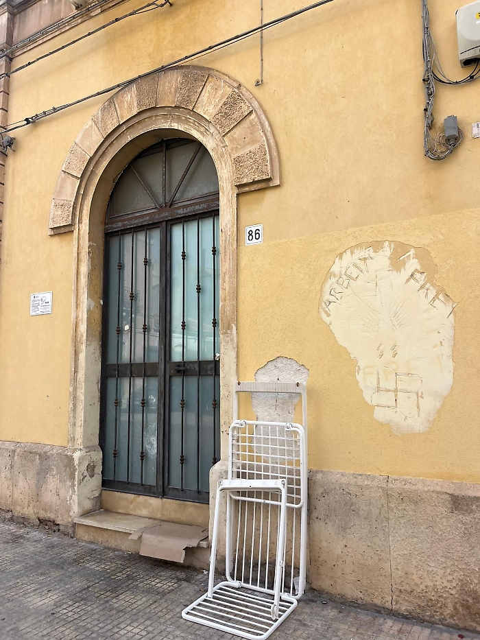 Scritte fasciste sulla Circoscrizione Santa Lucia: &laquo;Atto di barbarie civile&raquo;