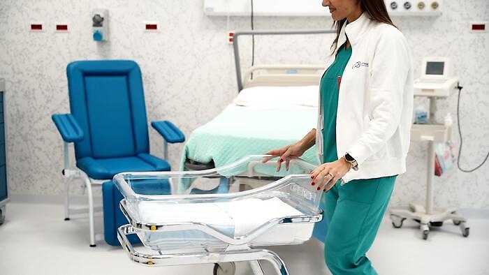 Partorisce un bimbo e lo abbandona accanto ai cassonetti, il neonato in rianimazione