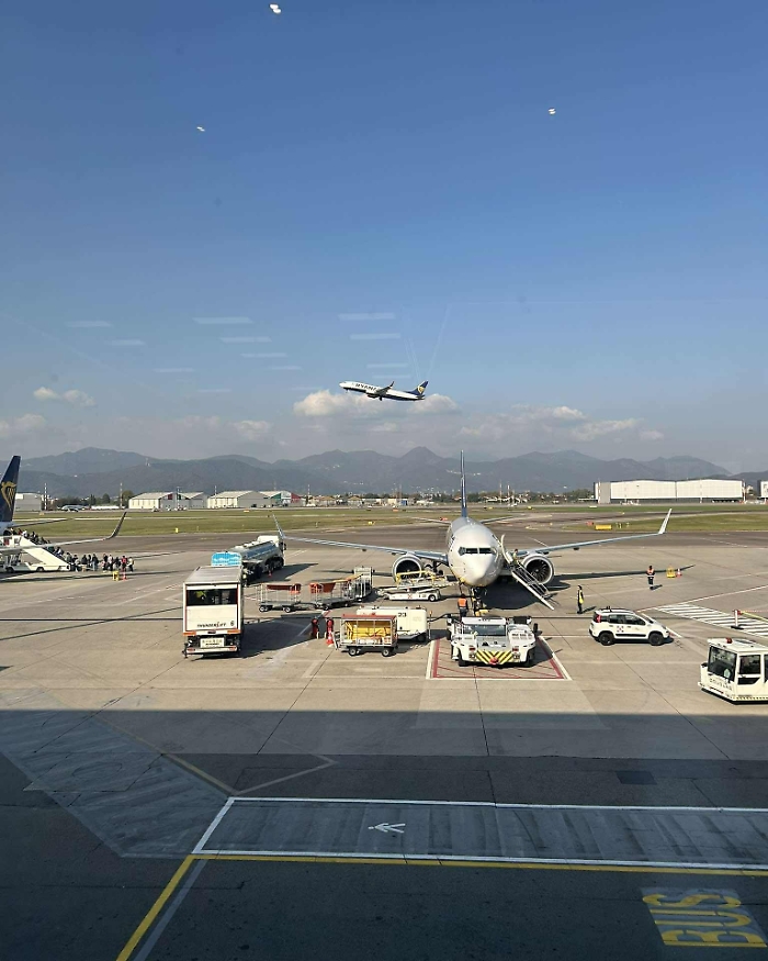 Traffico in aeroporto, e nelle zone vicine, per il Ponte di Ognissanti e lo scalo avverte i passeggeri