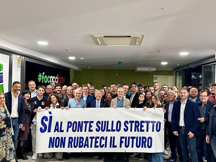 Flash mob della Lega a Messina: &laquo;S&igrave; al ponte sullo Stretto, non rubateci il futuro&raquo;