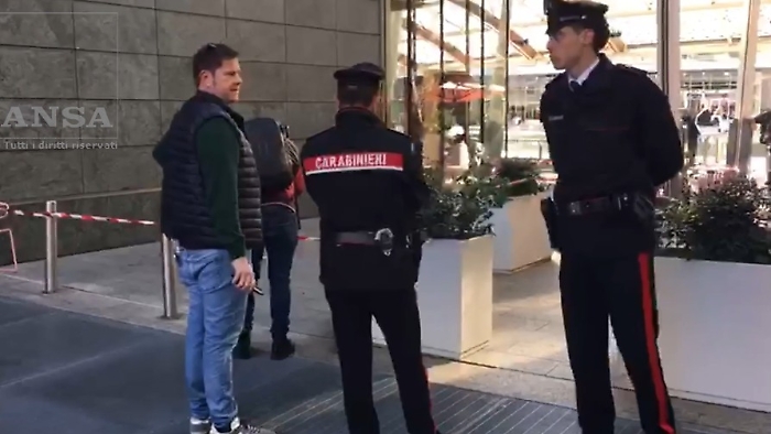 Milano, donna accoltellata alla schiena in piazza Aulenti: mistero sul movente e sull'aggressore 