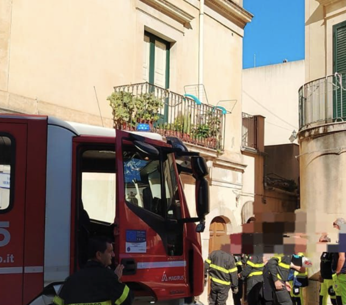 Scicli, anziani cadono in casa e non riescono a chiedere aiuto: salvati dai vigili del fuoco