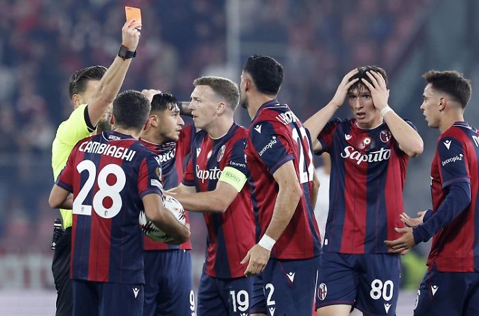 Bologna in dieci per un&rsquo;ora, ma non crolla: pari con il Brann