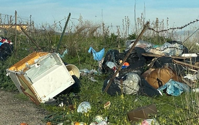 Gettavano rifiuti per strada e hanno formato una discarica abusiva: rinviati a giudizio 15 abitanti del quartiere Fontanelle ad Agrigento