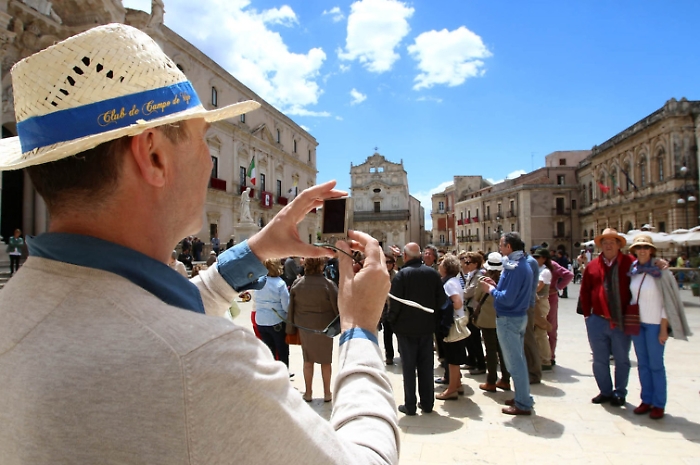 &laquo;Soldi del turismo per pagare i vigili&raquo;: scoppia la polemica