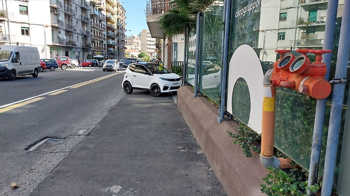 Parcheggio su marciapiede in Via G. Leopardi