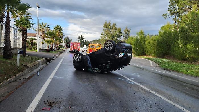 Auto cappotta a causa del vento forte e della pioggia, il conducente non è grave