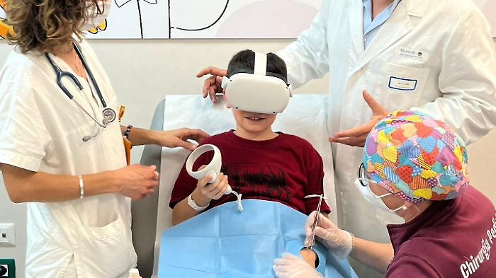 Un visore di realtà virtuale per ridurre ansia e dolore nei piccoli pazienti