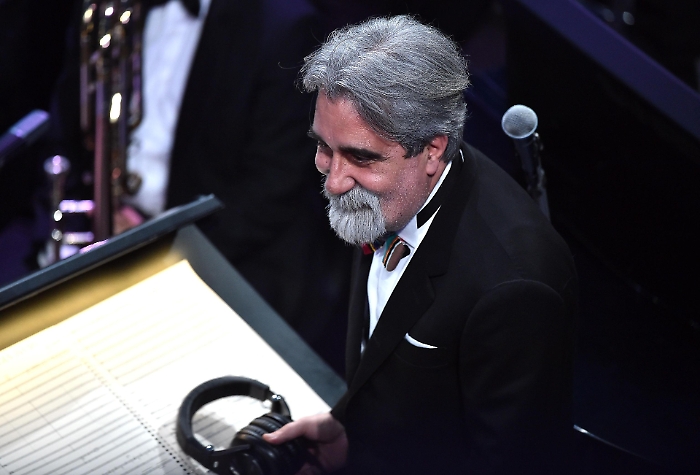 Addio al maestro Beppe Vessicchio, storico direttore d'orchestra di Sanremo
