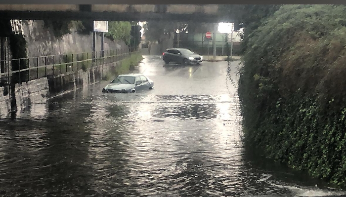 Giarre, mezz'ora di pioggia intensa manda in tilt la viabilità: strade allagate e caos