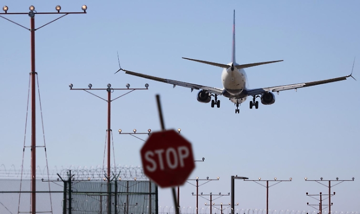 Shutdown, cancellati 1.600 voli: &laquo;Il traffico si ridurr&agrave; quasi a zero&raquo;. Ma &egrave; vicino un accordo politico per porre fine al blocco