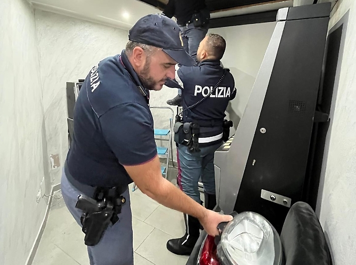 Nel sottotetto dell'autonoleggio di San Cristoforo a Catania un deposito di "pezzi" di auto