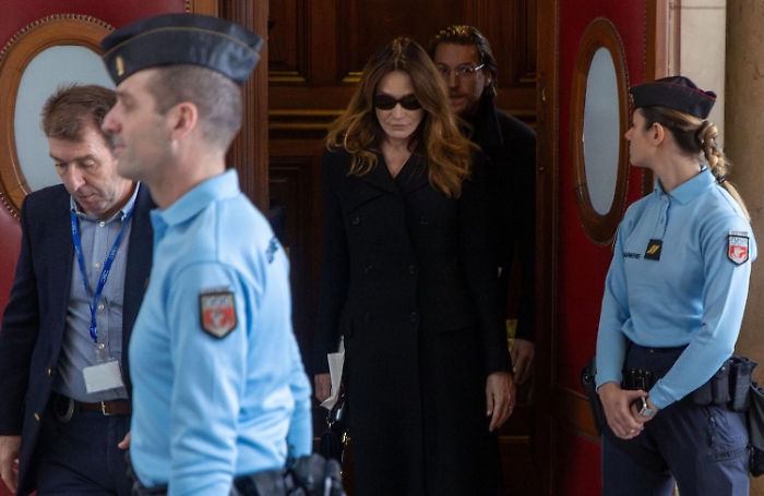 Sarkozy, chiesta la scarcerazione. L'ex presidente francese: &laquo;La galera &egrave; molto dura&raquo;