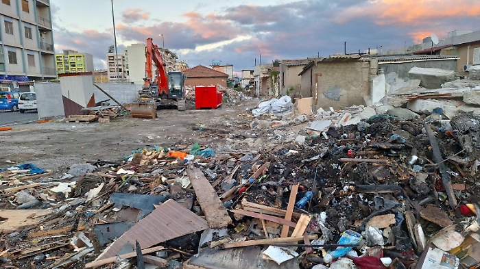 Baraccopoli di Messina, secondo furto di gasolio alla ditta. Schifani: &laquo;Il risanamento non si ferma&raquo;, chiesta pi&ugrave; sicurezza