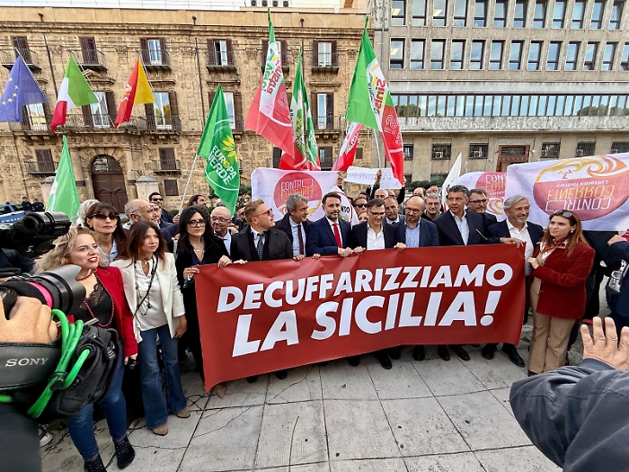 &laquo;Decuffarizziamo la Sicilia&raquo;: sit-in a Palazzo d'Orleans, opposizione e cittadini chiedono le dimissioni del presidente Schifani