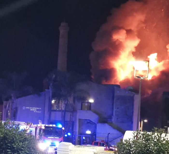 Bruciano le Ciminiere di Catania, incendio nell'auditorium del centro fieristico: vigili del fuoco sul posto per domare le fiamme