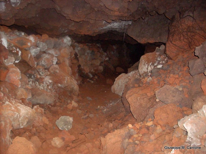 La storia della grotta Lucenti: l&agrave; dove si estraeva la &ldquo;rena rossa&rdquo; potrebbe essere realizzato un parco minerario