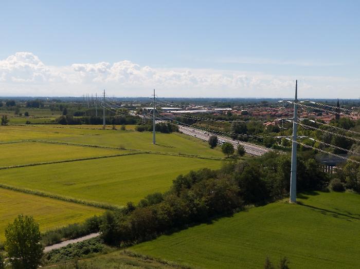 In funzione il collegamento a 380 kV Pantano&ndash;Priolo: pi&ugrave; sicurezza per la rete in Sicilia orientale e 300 ettari liberati